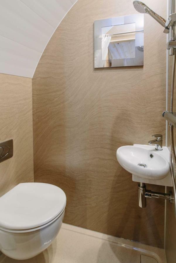 Lupin Glamping Pod Hotell Cheltenham Exteriör bild